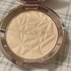 Becca highlighter in ‘vanilla quartz’